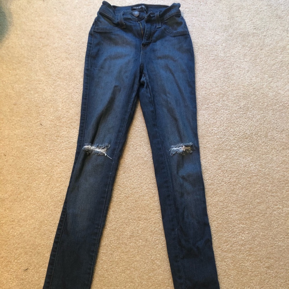 Fashion Nova - Dark blue jeans with knee slits